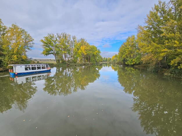 Il fiume Pisuerga navigabile nella provincia di Herrera de Pisuerга Palencia