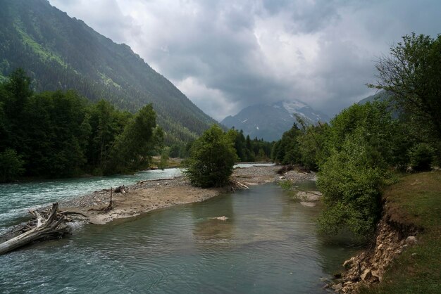 Il fiume Psysh e le montagne del Caucaso settentrionale in una soleggiata giornata estiva Arkhyz KarachayCherkessia Russia