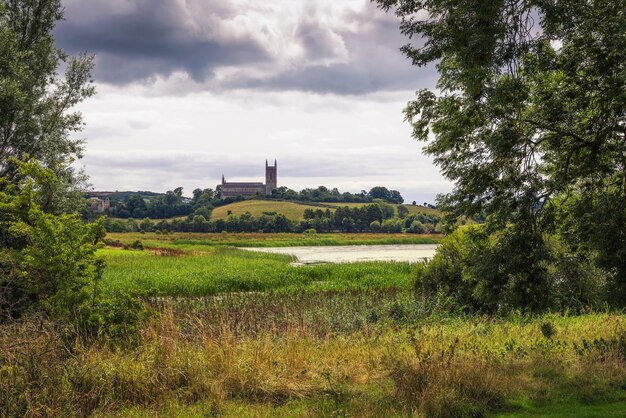 Il fiume Quoile e la cattedrale del tumulo di Down a Downpatrick nell'Irlanda del Nord