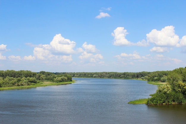 Il fiume Samara in Russia. Guarda l'estate con il ponte Kirov.