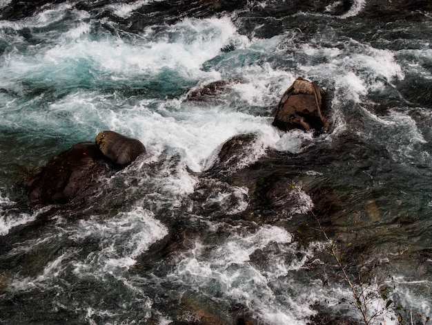 Il fiume scorre attraverso le rocce.