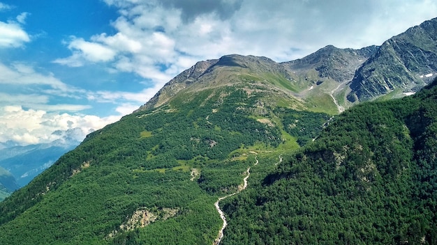 il fiume scorre dalla montagna verde