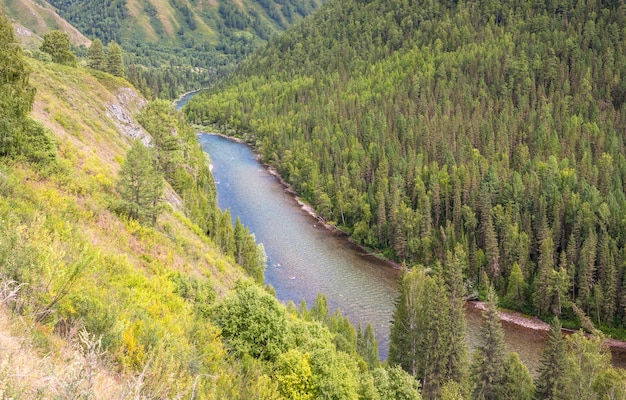 Il fiume scorre in una profonda gola