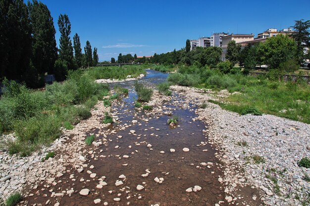 Il fiume secco ad Asenovgrad in Bulgaria