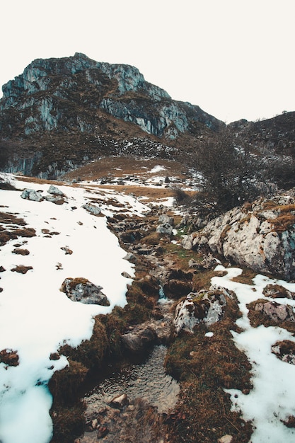 Il fiume sulle montagne