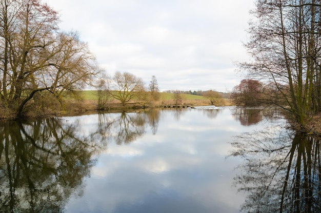 Il fiume Svisloch scorre a Minsk e crea punti panoramici in Bielorussia