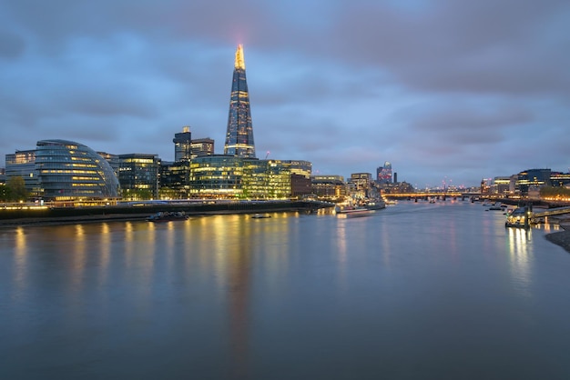 Il fiume Tamigi a Londra al tramonto