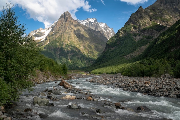 Il fiume Ulgen nel Caucaso settentrionale in una soleggiata giornata estiva Dombay KarachayCherkessia Russia