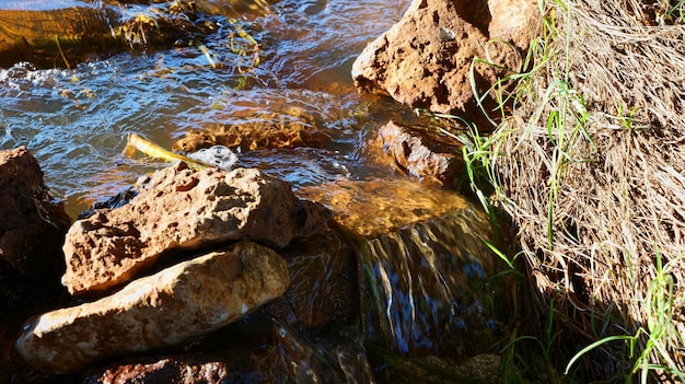 Il flusso d'acqua scorre dai massi.