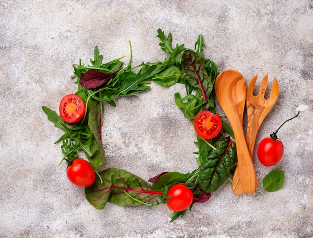 Il fondo dell&#39;alimento verde con le foglie dell&#39;insalata si mescola