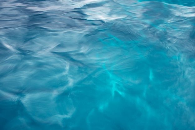 Il fondo naturale liscio dell&#39;acqua blu con l&#39;estratto del bokeh sul mare