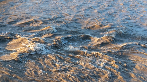 Il forte acquazzone ha causato un'inondazione di alto livello nel fiume