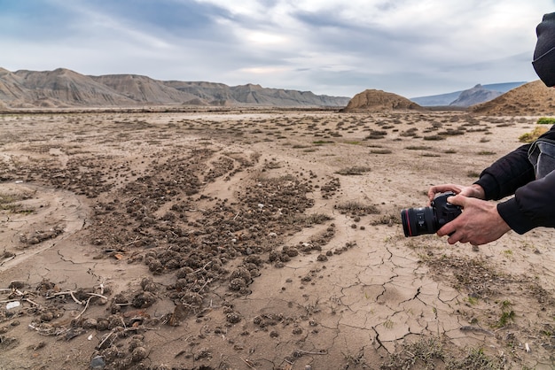 Il fotografo cattura artefatti nell'area desertica