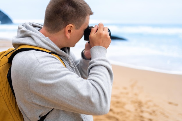 Il fotografo del viaggiatore scatta una foto bellissima vista sul mare