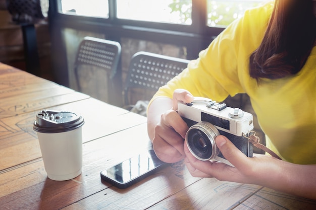 Il fotografo della donna si rilassa in caffè