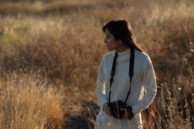 il fotografo della ragazza scatta foto all'ora d'oro nella savana