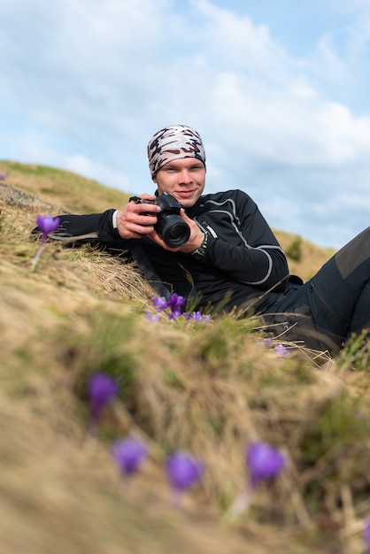 Il fotografo fotografa i fiori del croco