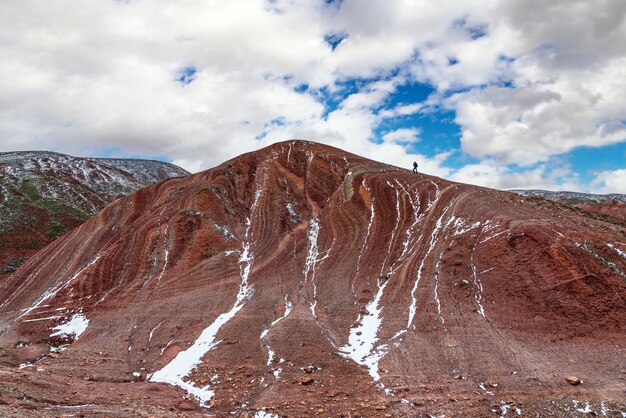 Il fotografo naturalista in cima alla montagna scatta foto del paesaggio