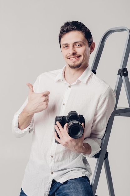 Il fotografo professionista di successo utilizza la fotocamera digitale DSLR su