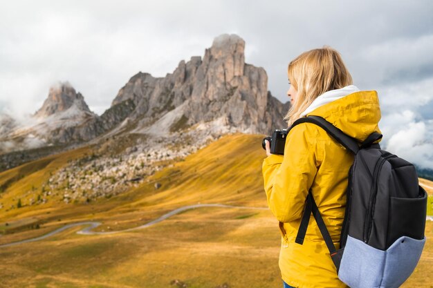 Il fotografo professionista scatta foto del Passo Giau