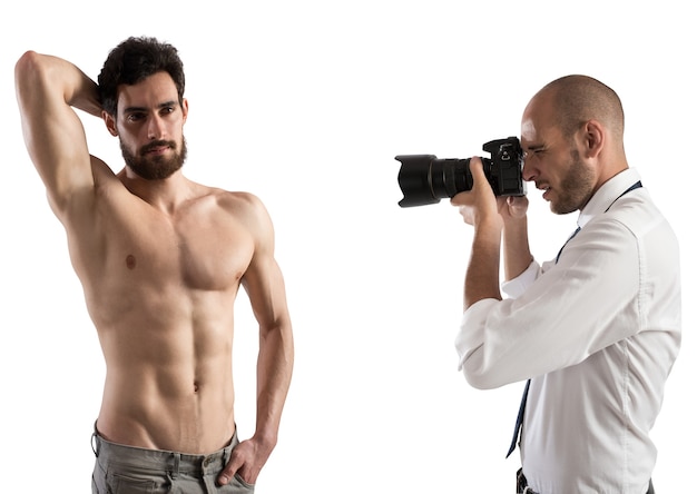 Il fotografo scatta foto di un modello di uomo