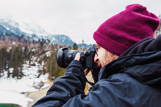 Il fotografo sta scattando foto nelle Alpi