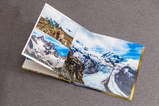 il fotolibro aperto, viaggio in svizzera, su sfondo grigio