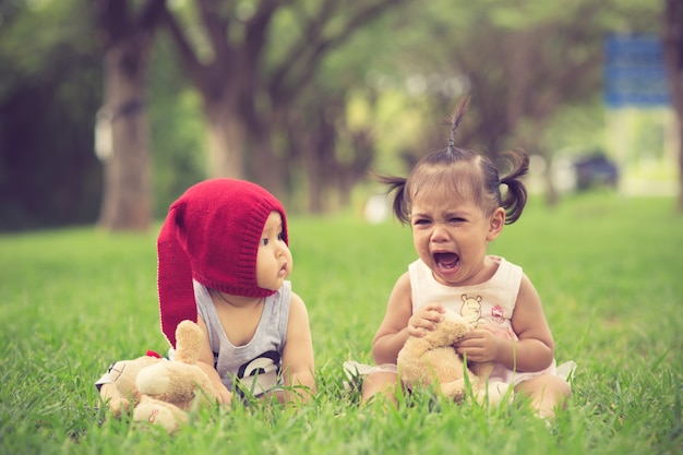 Il fratello calma una sorella che piange