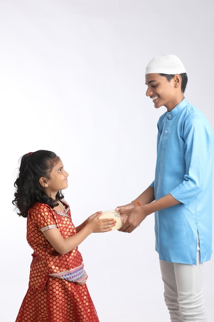 Il fratello fa un regalo alla sorella durante il festival di raksha bandhan