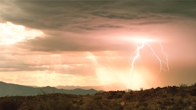 Il fulmine sul paesaggio contro il cielo durante il tramonto