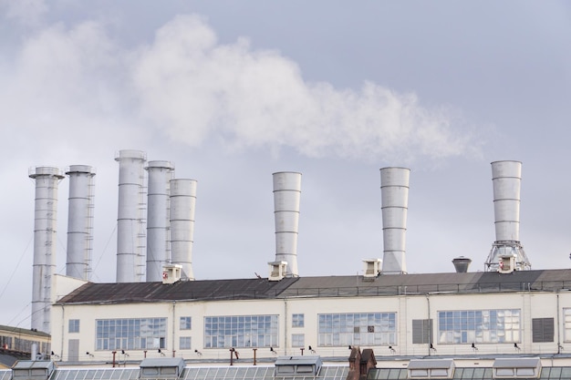 Il fumo bianco che esce dai camini di una vecchia centrale elettrica