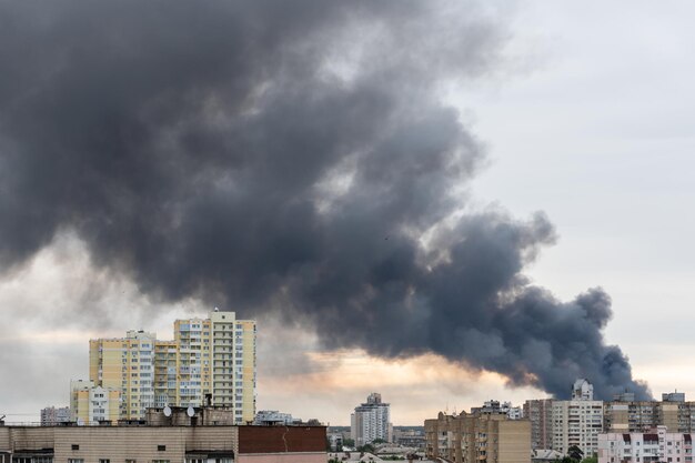 Il fumo denso tra le nuvole sparano in città