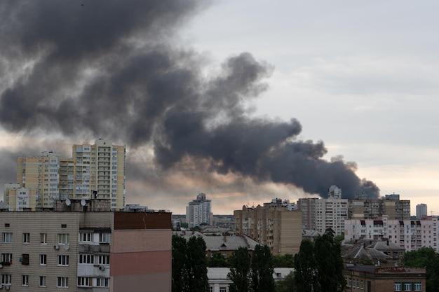 Il fumo denso tra le nuvole sparano in città