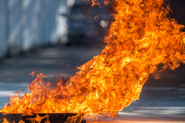 Il fuoco caldo è stato acceso per illustrare il calore della fiamma ed è stato utilizzato per la lotta antincendio iniziale per i residenti di un condominio o di una città. Introduzione al fuoco e antincendio.