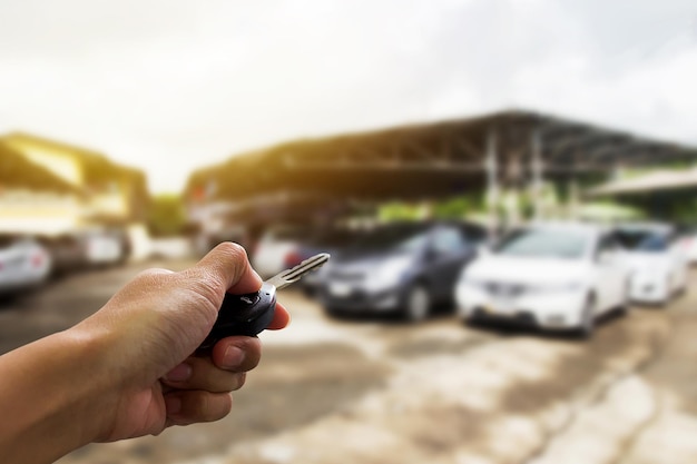 Il fuoco selettivo della mano della donna preme sui sistemi di allarme per auto con telecomando