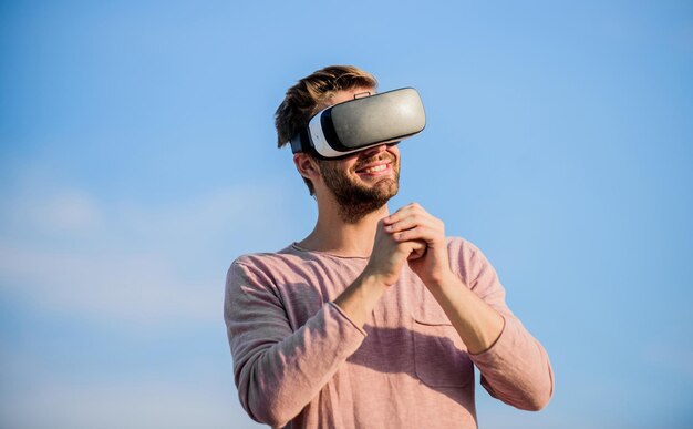 Il futuro. occhiali vr sfondo cielo uomo sexy. realtà maschile nel mondo digitale. Usa l'auricolare vr. uomo macho indossa occhiali VR wireless .. crea un'attività in proprio. Gioca al gioco virtuale. ragazzo occhiali per realtà virtuale.