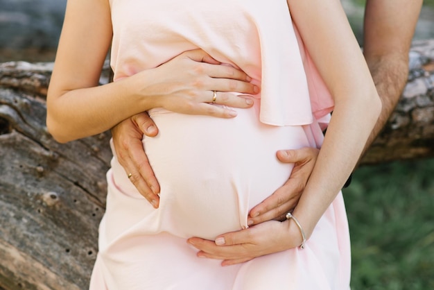 Il futuro padre abbraccia il ventre di una donna incinta una futura mammaa Cura e amore per il bambino