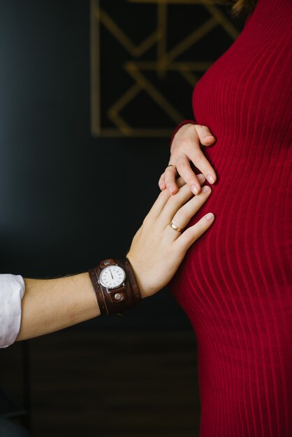 Il futuro padre mise la mano sullo stomaco della moglie incinta e della futura madre del bambino