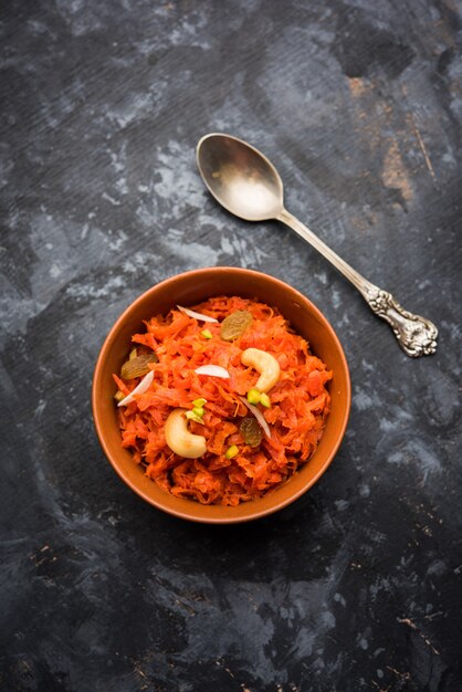 Il Gajar ka halwa è un budino dolce a base di carote proveniente dall'India. Guarnito con mandorle di anacardi. servito in una ciotola.