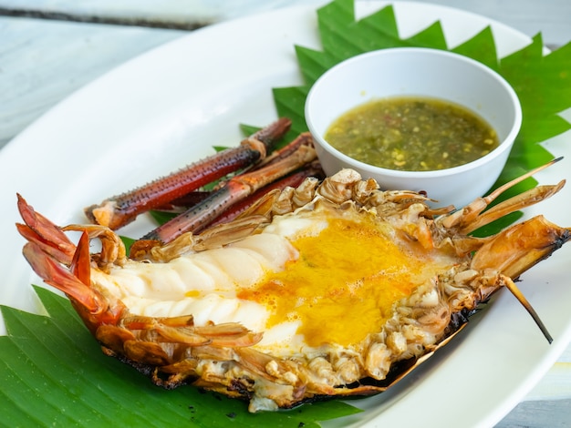 Il gamberetto gigante arrostito del fiume con i frutti di mare piccanti immerge sul piatto, alimento tailandese Kung Pao.