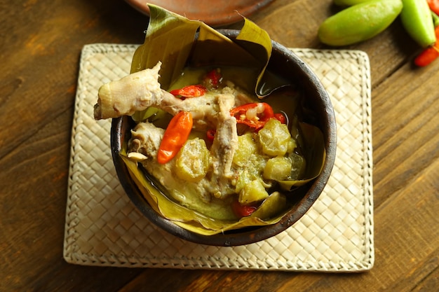 Il Garang asem è un piatto tradizionale giavanese di cucina indonesiana a base di pollo piccante al curry al vapore