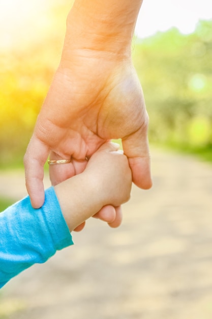 Il genitore che tiene la mano del bambino