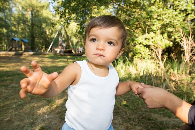 Il genitore della madre tiene la mano di un bambino piccolo