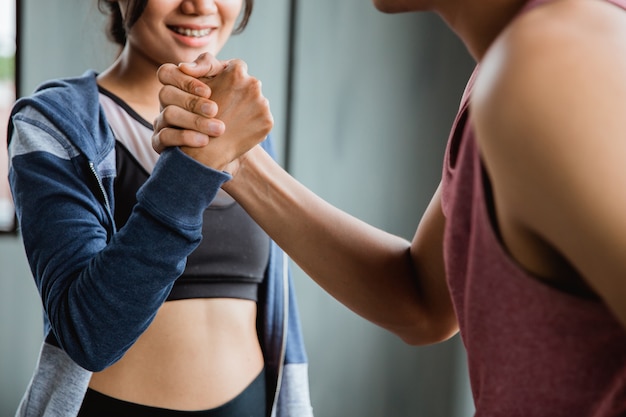 Il gesto dello sport stringe la mano in palestra