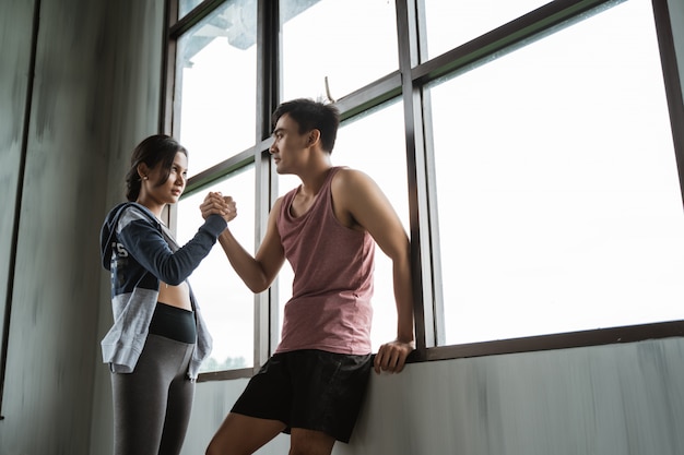 Il gesto dello sport stringe la mano in palestra