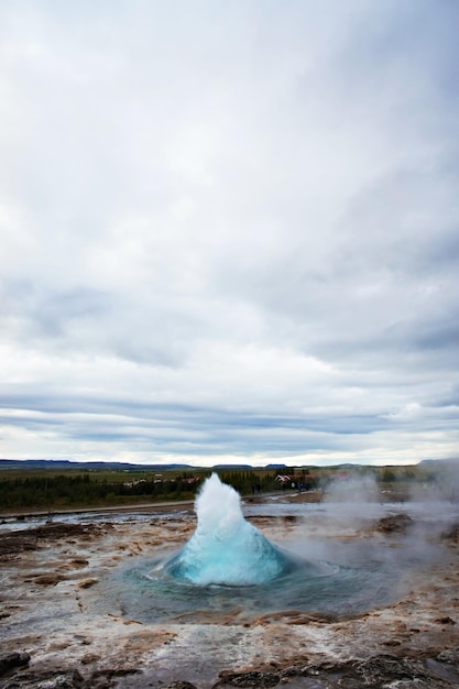 Il geyser Great Geysir nel sud-ovest dell'Islanda Il geyser della valle di Haukadalur che spruzza fuori terra