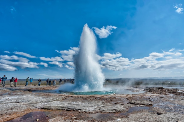 Il geyser soffia in Islanda mentre soffia acqua