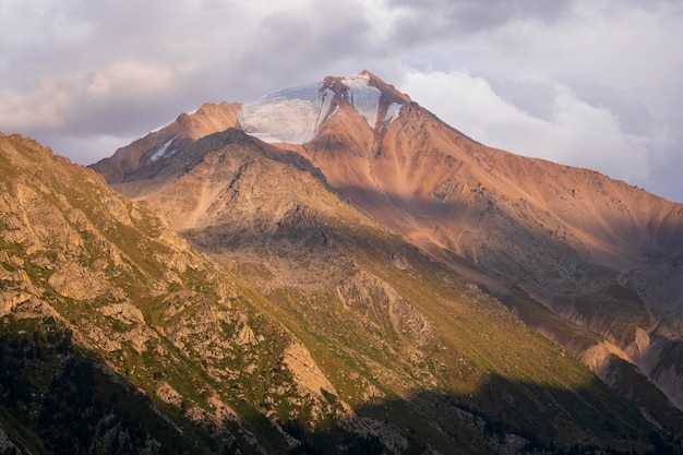 Il ghiacciaio eterno alla vetta dei Soviet nelle montagne di Tien Shan Almaty Kazakhstan