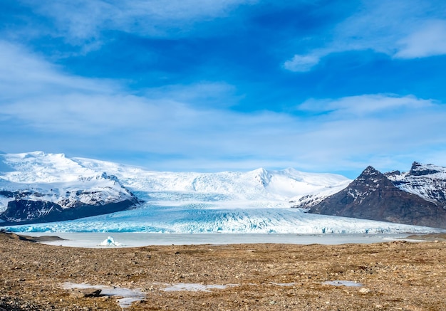 Il ghiacciaio Fjallsarlon, una delle famose lagune di iceberg, diventa ghiaccio duro all'estremità meridionale dell'Islanda