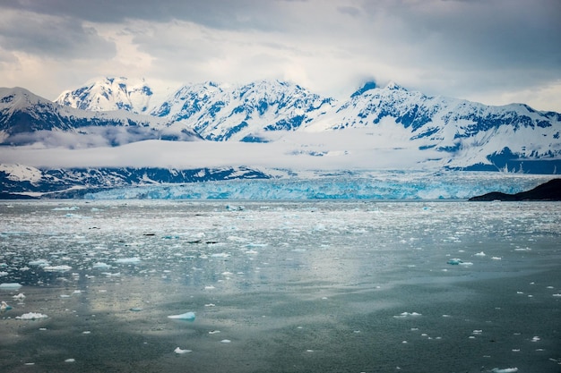 Il ghiacciaio Hubbard vicino a Valdez in Alaska in una giornata nuvolosa